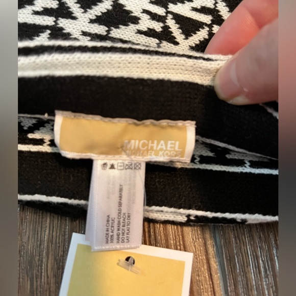NWT Michael Kors Hat, Gloves and Scarf set.  $148 MSRP! - Picture 3 of 12